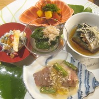 スダチ - 前菜（マグロ漬け＋モッツァレラチーズ＋コチジャン、長野パープル＋柿＋ザクロの白和え、モロヘイヤのおひたし、ニシンと米ナス？、イチジクの牛肉巻き・ゴマだれ）
