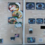 維新 - 店舗外にある、日焼けして一部が読めないメニュー