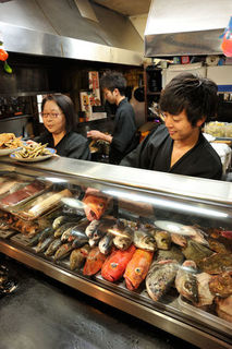 Kigaru Na Taishuu Izakaya Ajihei - 店内からオープンな活気ある厨房