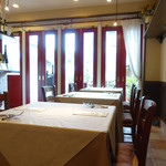 ポルタロッサ - 店内。テーブル