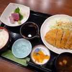 Kamon Senchuri To Yotabi Ruten - お造りとソースカツ定食(880円･込)