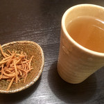 藤かけ - そば焼酎藤かけの蕎麦茶割りとお通しの揚げそば