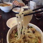 刀削麺酒家 - 麺リフト