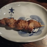 やきとん あかね - レアに焼けたレバー。旨味～。これで100円は泣ける。