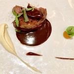 ピジョンの胸肉炭火焼き 腿肉と肝ぶどうの葉包み オレンジペースト ソースサルミ