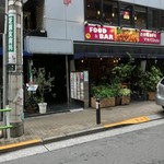 リストランテ ラ チャウ - 分かりにくいですが、右にあるのが関連店舗。左に階段があります。