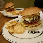 CRUZ BURGERS & CRAFT BEERS - ゴルゴンゾーラとセロリバーガー￥1490エッグトッピング￥108アイスコーヒー￥346