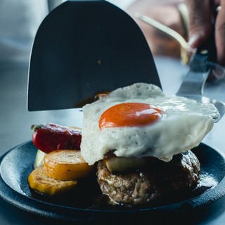 シェフが目の前で焼き上げる演出と、出来たてのお料理を愉しめる