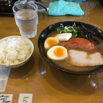 ラーメン 自由人 - 黒の明太バターラーメン
            ご飯付き
            この頃はペロリと平らげられていたんですよね〜