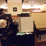 Tsukiji Uemura - 店員さんは着物着用です