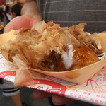 たこ八 - 出来上がったたこ焼き。タコの事を学べるリーフレットと共に。タコの事、たこ焼きの事を知り、ますますファンに
