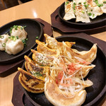 鶴亀飯店 - 鉄板とまとチーズ餃子 / 鉄板海老餃子 各税別¥490