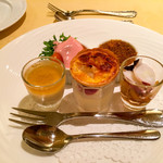 ナカノ - フォアグラ、サーモン、桃のキッシュ、明石だこ、野菜キッシュ
