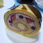 パティスリー　キハチ - 桜と苺のロールケーキ
