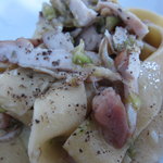 mondo - ホロホロ鳥の燻製とフキノトウのパッパルデッレＵＰ１