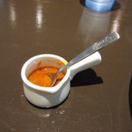 カレースタンドスラージインブルワーズ - カレーには香味ソースが添えられてるんで好みで使って味の辛さを調整できます。
