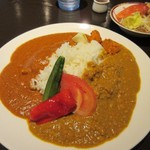 カレースタンドスラージインブルワーズ - サラダを食べてると２つのカレーの味が楽しめるハーフ＆ハーフカレー７００円の出来上がりです