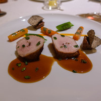 ロオジエ - フランス産乳飲み仔牛のココット焼き リー・ド・ヴォーのクルスティヤン ラルド・コロンナータを纏ったキャロットグラッセと焦がしエシャロット マジョラム風味の仔牛のジュ