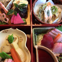 葉山 日影茶屋 - ひかげ弁当のメイン
                    季節毎に変わる内容。
                    味ももちろんだけど、観て楽しめるお料理