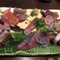 ゆうがた - お刺身の盛り合わせ。
                
                一番美味しい状態で生〜炙りを頂きました