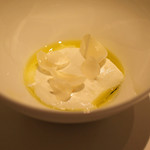 カンテサンス - 塩とオリーブ油が主役　山羊乳のバヴァロワ