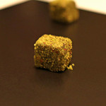 カンテサンス - お茶菓子　ケシの実に包まれた生チョコ