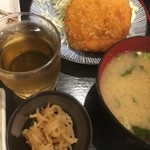 世界一のカキフライと肴 わぶ - かにコロッケつけました