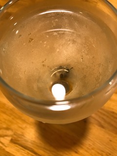 PoPo La MaMa - ワイングラスに入った薄黄色の水