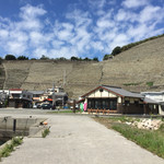 だんだん茶屋 - 壮大な段畑の中にお店があります。