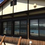 だんだん茶屋 - お店の窓にも、海の美しい景色が映えます。