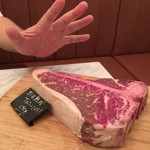 熟成肉バル ビステカ - 男性の手のひらよりデッカイ