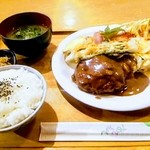 楽園 - ハンバーグ定食 ふつう1100円 ライス 味噌汁 漬物 サラダ付き