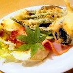 ハンバーグ定食 ふつう1100円 ライス 味噌汁 漬物 サラダ付き