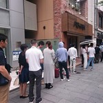 イチビキ - 店から三軒隣のコンビニまで続く行列　これは一回転めに入れなかった人達です