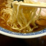 さぶろう - 麺は中細縮れ麺。
