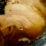 さぶろう - チャーシューは提供する直前に手切り。
      スープの熱でほろほろの食感に♪