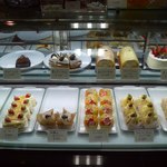 キュール - 御幸辻"Pâtisserie dê CUEL"の店内ショーケース中