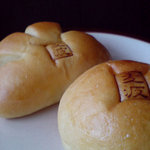 麦波ベーカリー - あんぱんとクリームパン