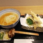 うどん処 松 - 別々に盛られたうどん、天ぷら、薬味
