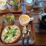 川のほとりのコーヒースタンド カワカフェ - 