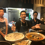 Shun Sai Shun Gyo To Donabe Meshi Wa Fo-Ta - スタッフ記念撮影（中央店長）