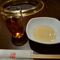 天壇  祇園本店 - 黄金色のタレを注いでセッティング