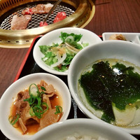 天壇  祇園本店 - 牛すじ煮はあっさりした甘さで柔らかく、サラダ、スープが付いていのも嬉しい