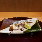 赤坂 詠月 - 太刀魚の焼物 卵と肝添え