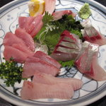 Uoshin - 刺身3種オーダーが一皿で(シマアジ・天然ブリ・ヨコワマグロ)