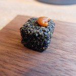 コース（５４００円）のスタートは胡麻に包まれた大学芋