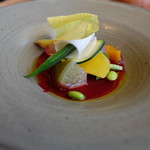 野菜の炊き合わせとビートのソース