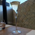 L’AS - ペアリングのワイン（５４００円）の最初はシャンパン