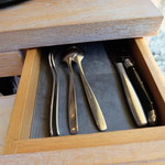 L’AS - ナイフとフォークは机の引き出しに入っています