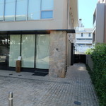 L’AS - 建物の脇を通った先が玄関